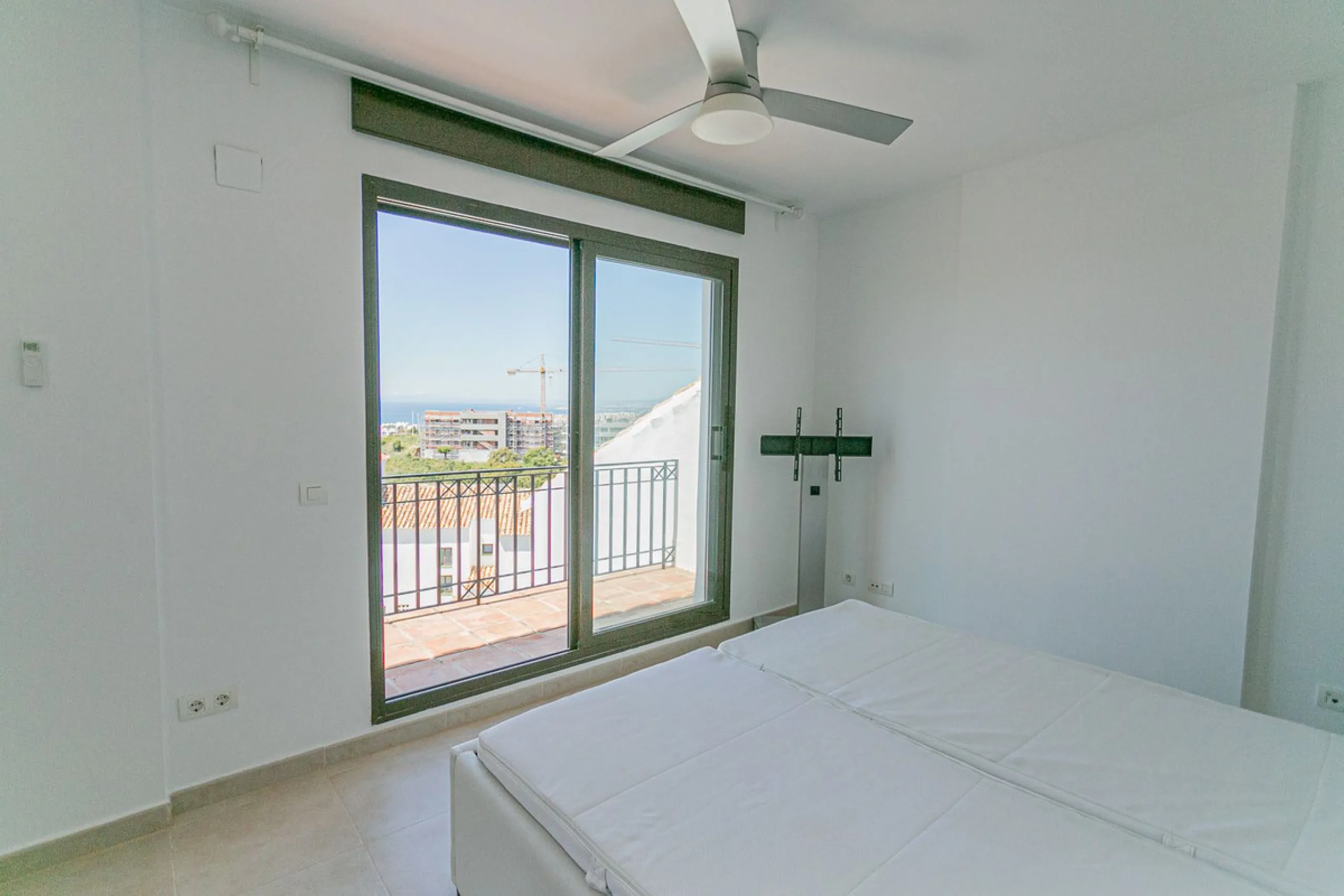 Triplex penthouse in Altos de los Monteros in perfect condition, ready to move into.
