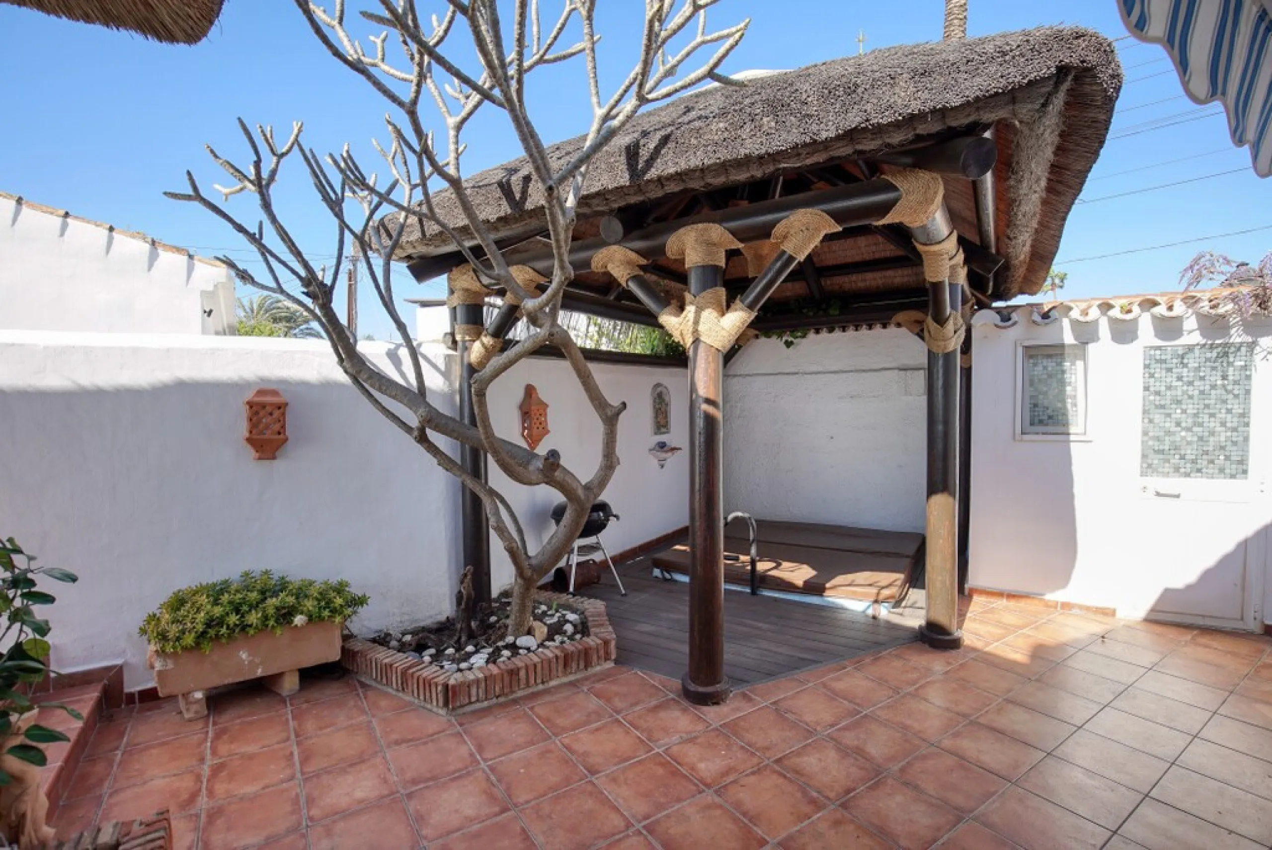 House - Detached Villa в продаже в Estepona, Málaga. В доме 3 спален и 3 ванных комнат. Площадь дома 180 м². Площадь участка 321 м²