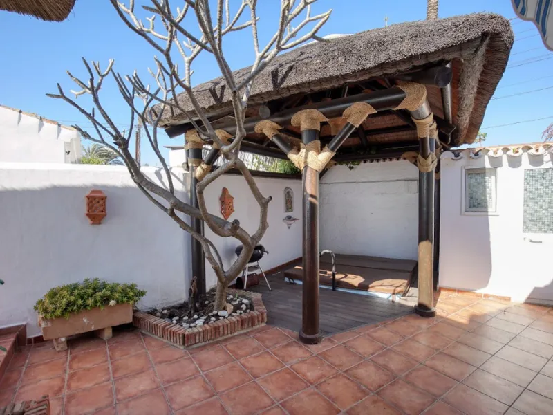 House - Detached Villa в продаже в Estepona, Málaga. В доме 3 спален и 3 ванных комнат. Площадь дома 180 м². Площадь участка 321 м²