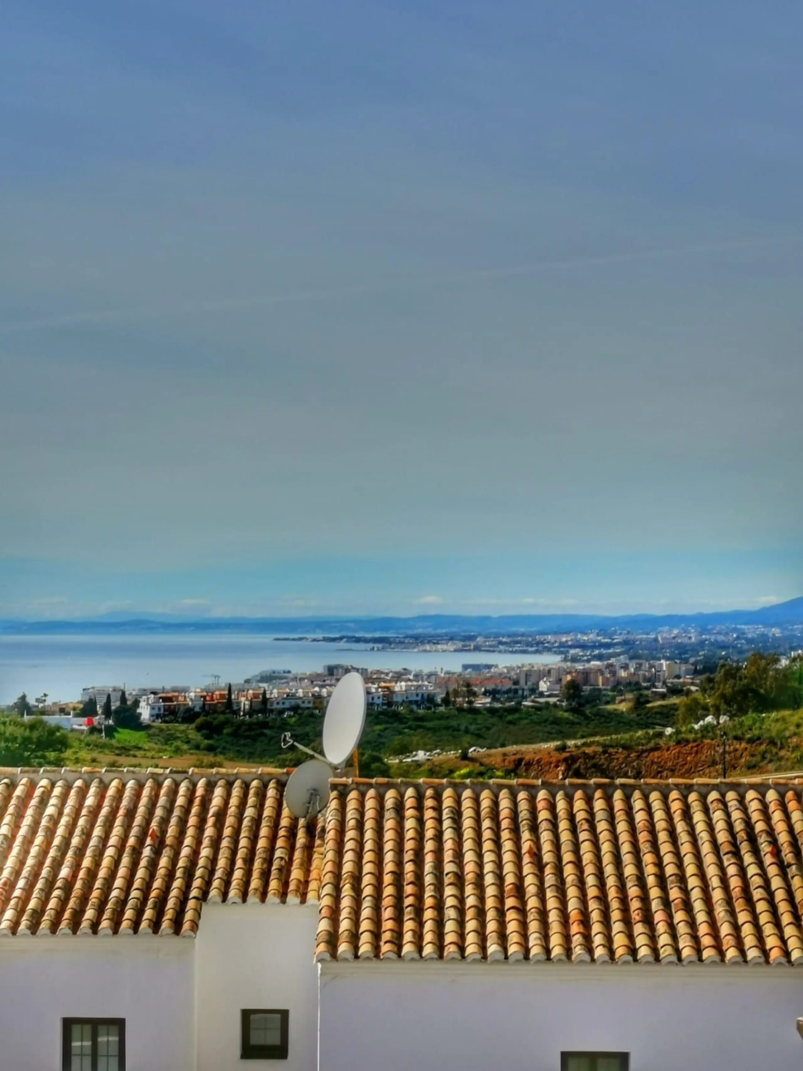 Triplex penthouse in Altos de los Monteros in perfect condition, ready to move into.