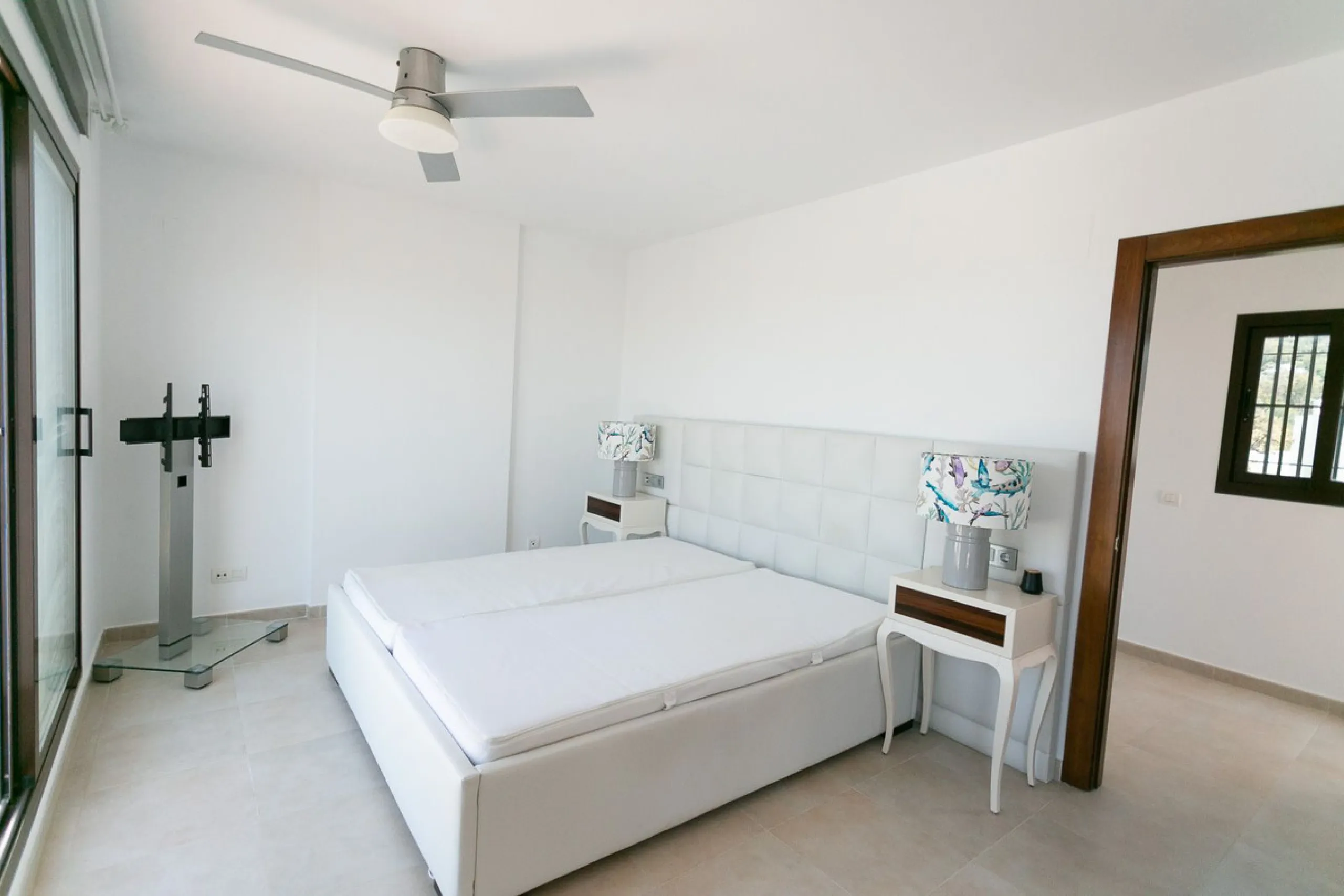 Triplex penthouse in Altos de los Monteros in perfect condition, ready to move into.