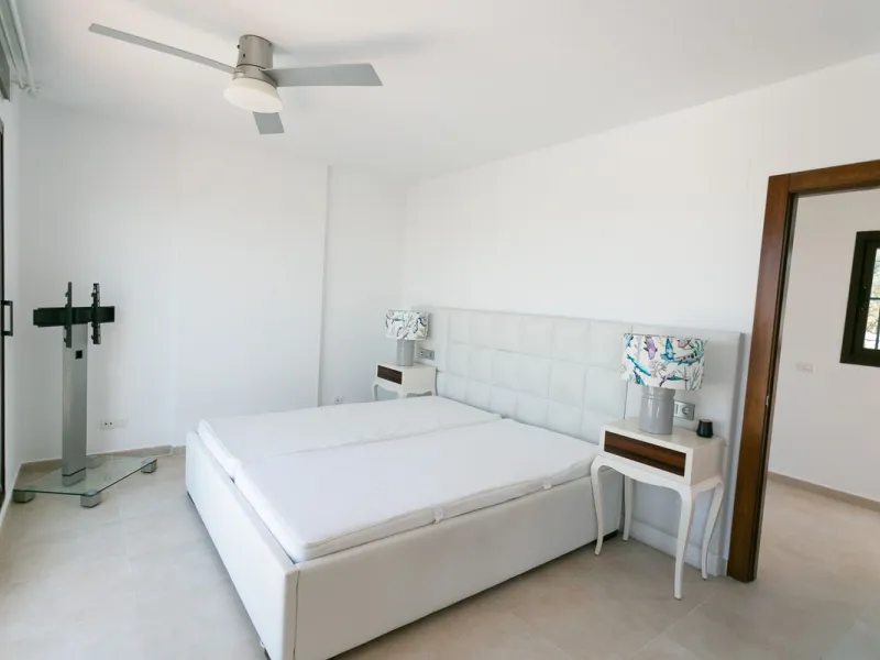 Triplex penthouse in Altos de los Monteros in perfect condition, ready to move into.