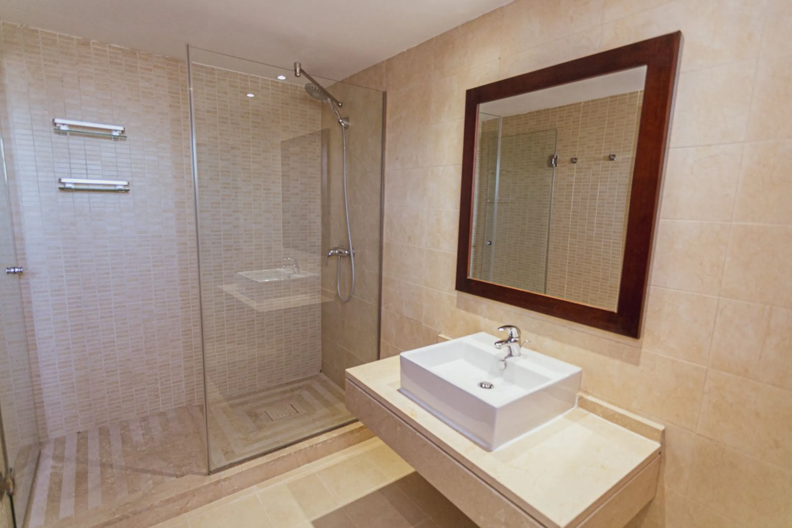 Triplex penthouse in Altos de los Monteros in perfect condition, ready to move into.