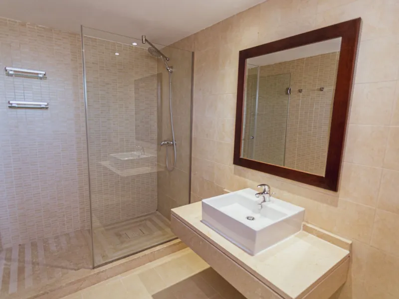 Triplex penthouse in Altos de los Monteros in perfect condition, ready to move into.