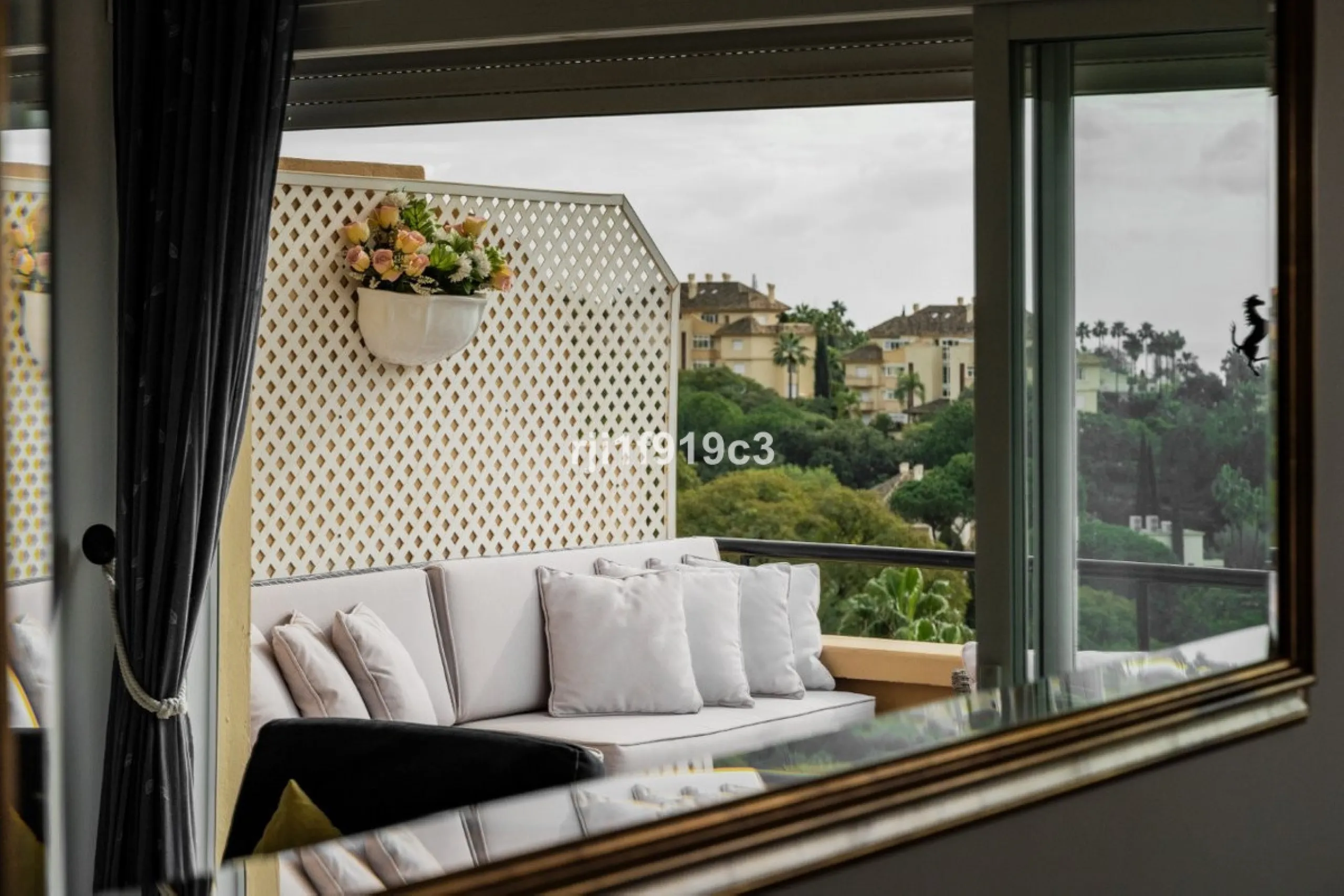 Wunderbares Apartment in der renommierten Wohnanlage Elviria Hills, einer der exklusivsten und begehrtesten Lagen im Osten von Marbella. Dieses elegante Apartment mit 103 m² zeichnet sich durch Großzügigkeit, Helligkeit und ein unvergleichliches Qualitätsniveau aus