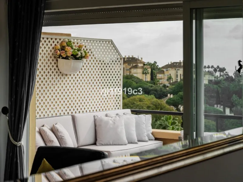 Wunderbares Apartment in der renommierten Wohnanlage Elviria Hills, einer der exklusivsten und begehrtesten Lagen im Osten von Marbella. Dieses elegante Apartment mit 103 m² zeichnet sich durch Großzügigkeit, Helligkeit und ein unvergleichliches Qualitätsniveau aus