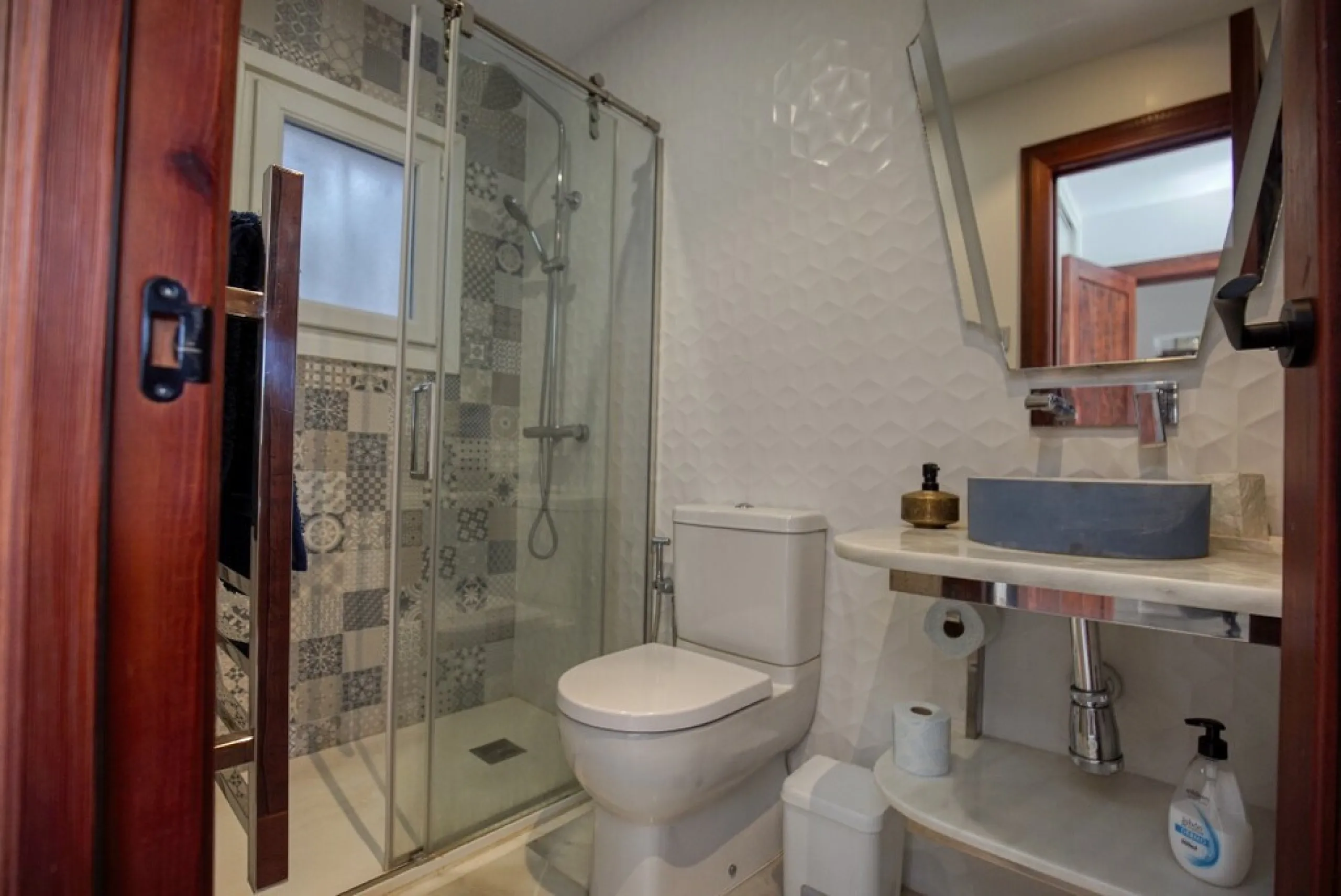 House - Detached Villa в продаже в Estepona, Málaga. В доме 3 спален и 3 ванных комнат. Площадь дома 180 м². Площадь участка 321 м²
