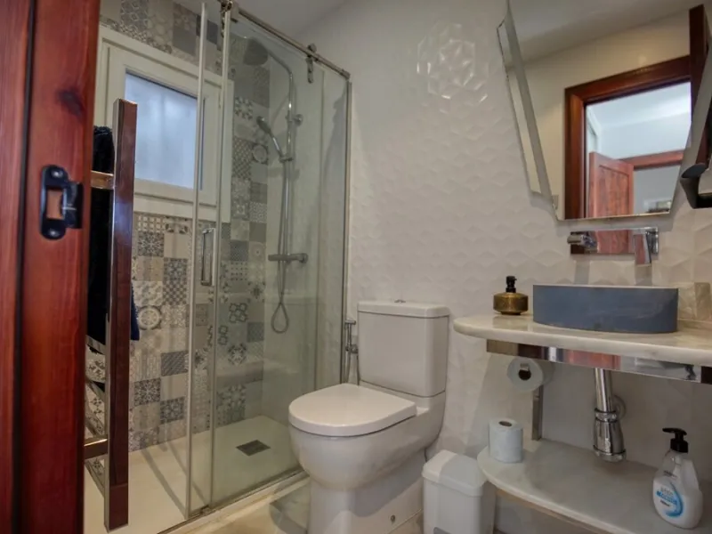 House - Detached Villa в продаже в Estepona, Málaga. В доме 3 спален и 3 ванных комнат. Площадь дома 180 м². Площадь участка 321 м²