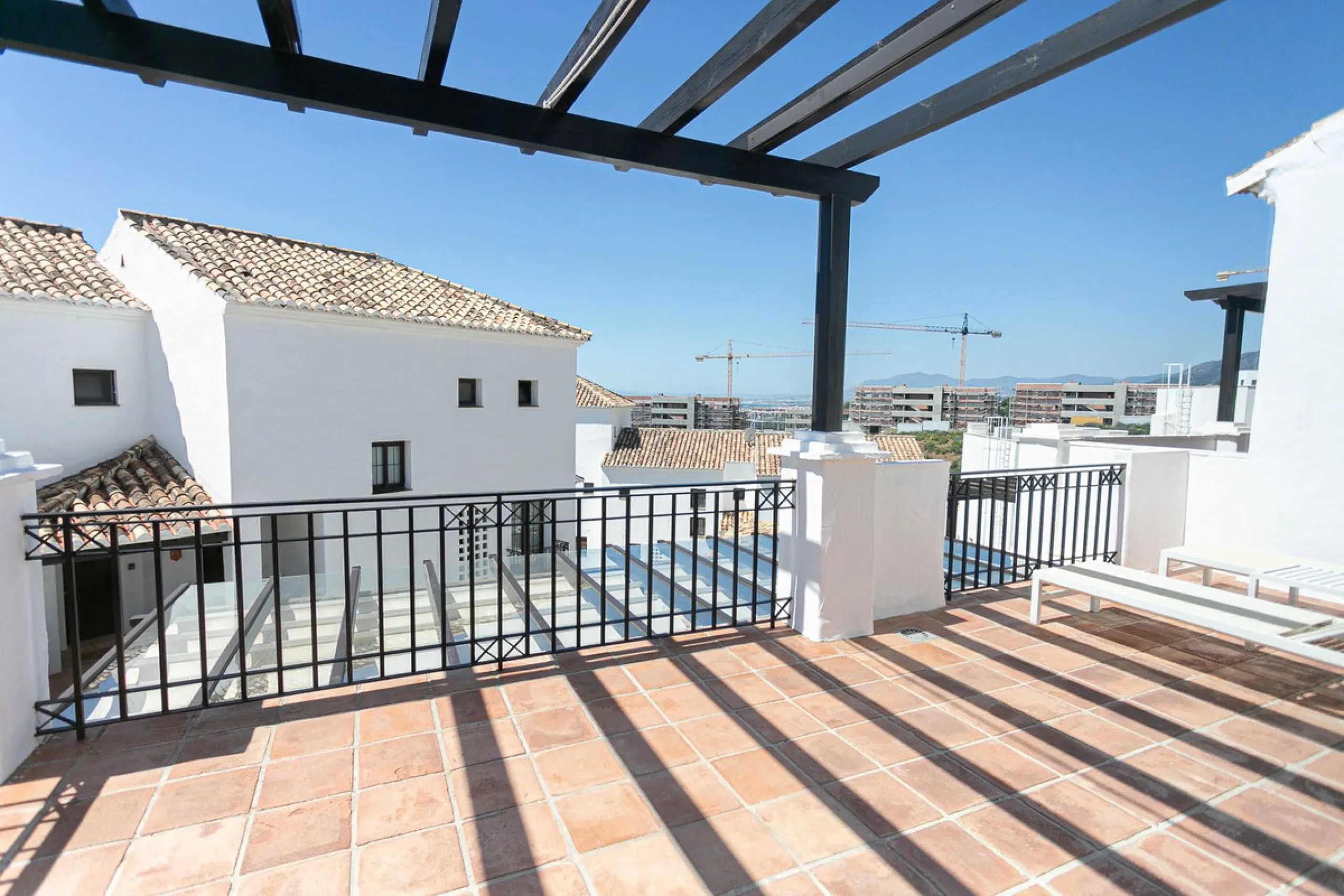 Triplex penthouse in Altos de los Monteros in perfect condition, ready to move into.