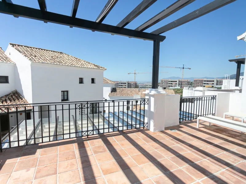 Triplex penthouse in Altos de los Monteros in perfect condition, ready to move into.