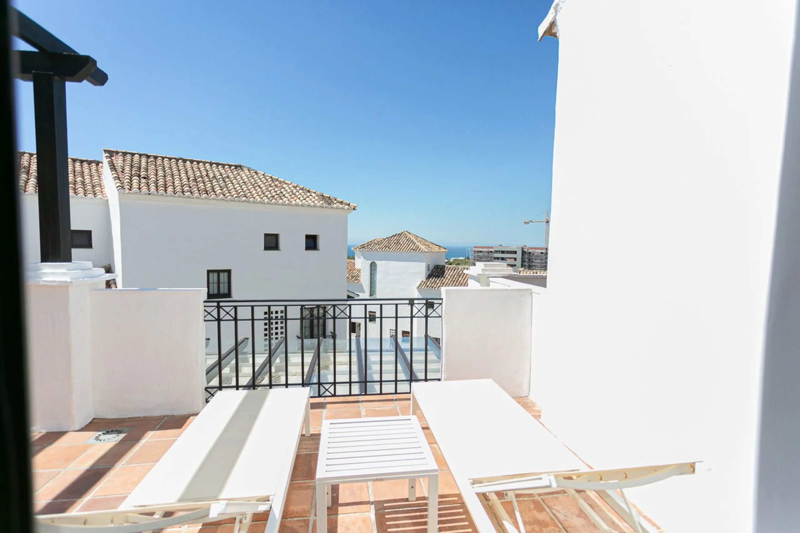 Triplex penthouse in Altos de los Monteros in perfect condition, ready to move into.