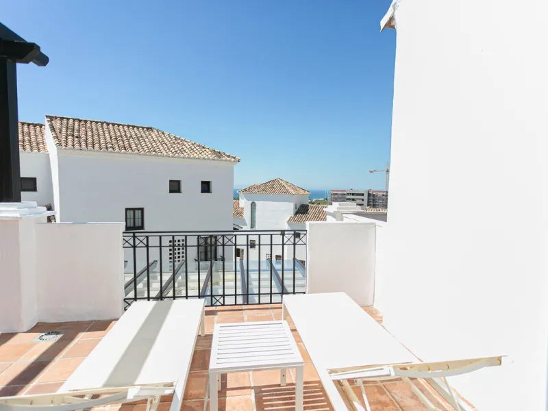 Triplex penthouse in Altos de los Monteros in perfect condition, ready to move into.