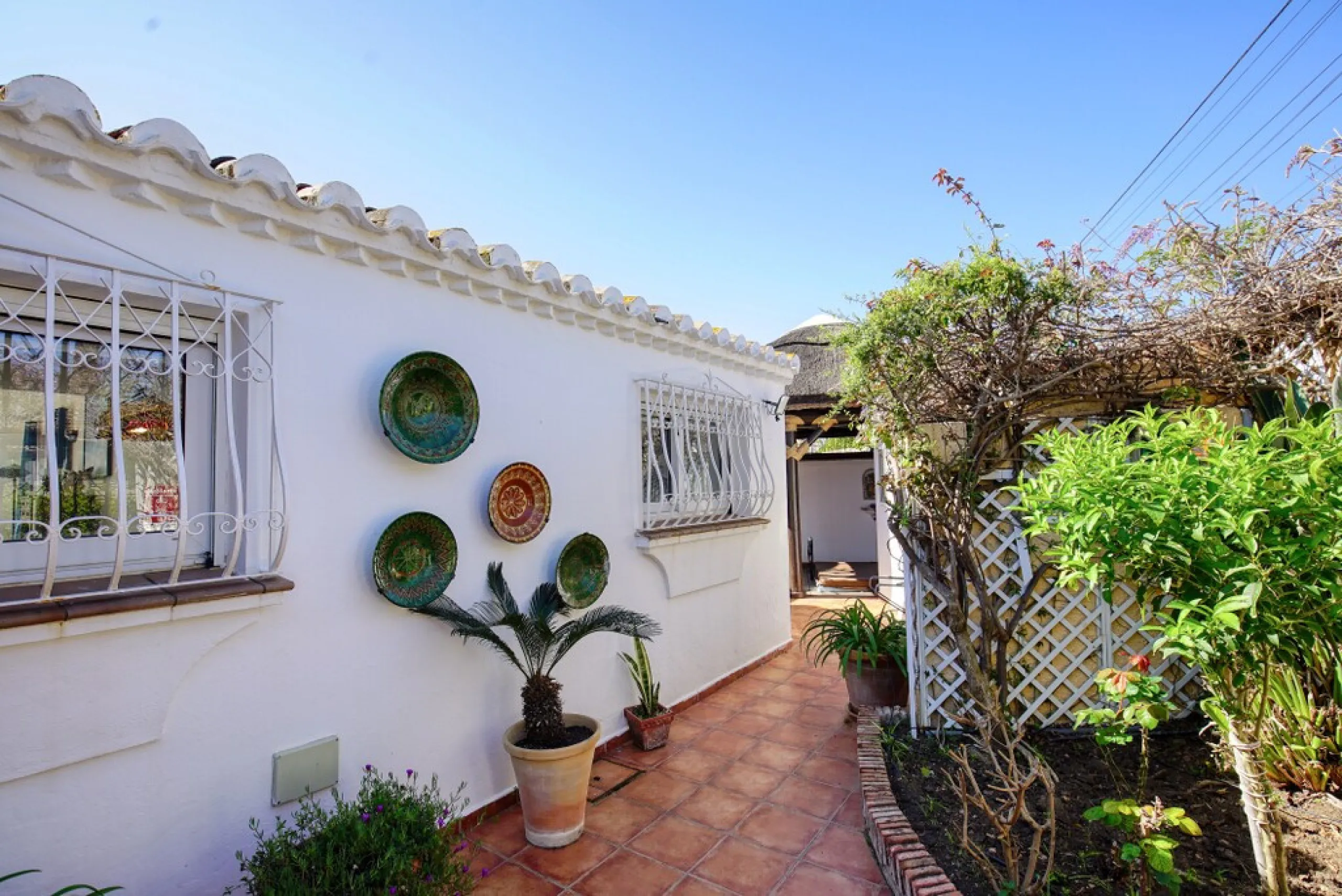 House - Detached Villa в продаже в Estepona, Málaga. В доме 3 спален и 3 ванных комнат. Площадь дома 180 м². Площадь участка 321 м²