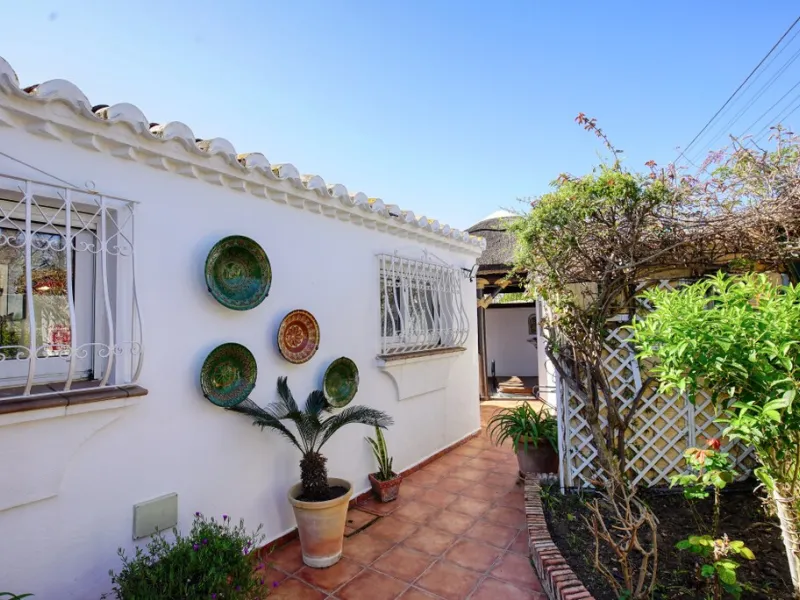 House - Detached Villa в продаже в Estepona, Málaga. В доме 3 спален и 3 ванных комнат. Площадь дома 180 м². Площадь участка 321 м²