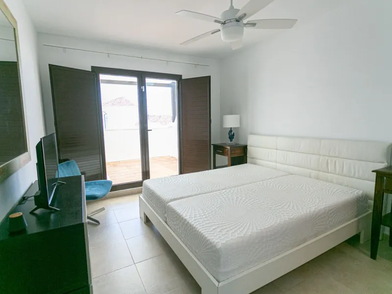 Triplex penthouse in Altos de los Monteros in perfect condition, ready to move into.