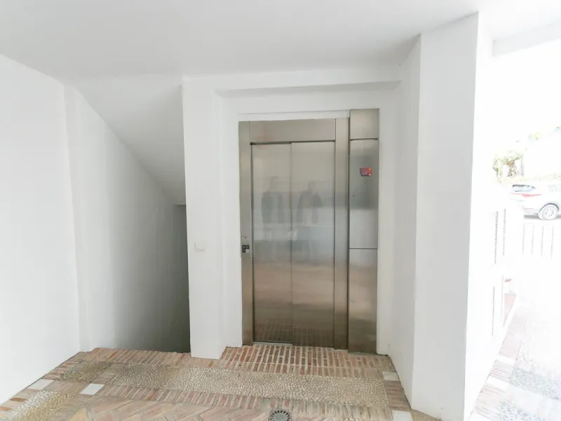 Triplex penthouse in Altos de los Monteros in perfect condition, ready to move into.