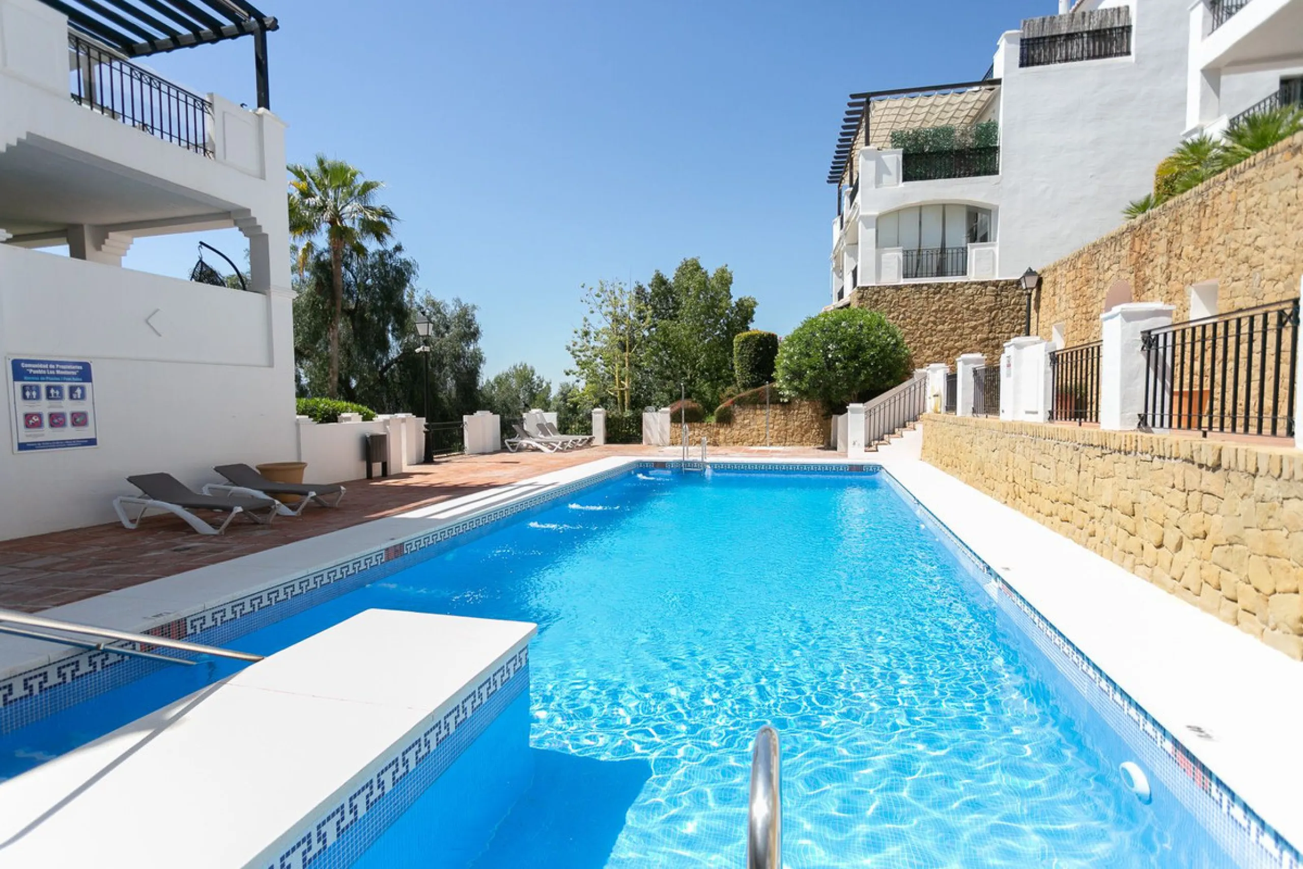 Triplex penthouse in Altos de los Monteros in perfect condition, ready to move into.