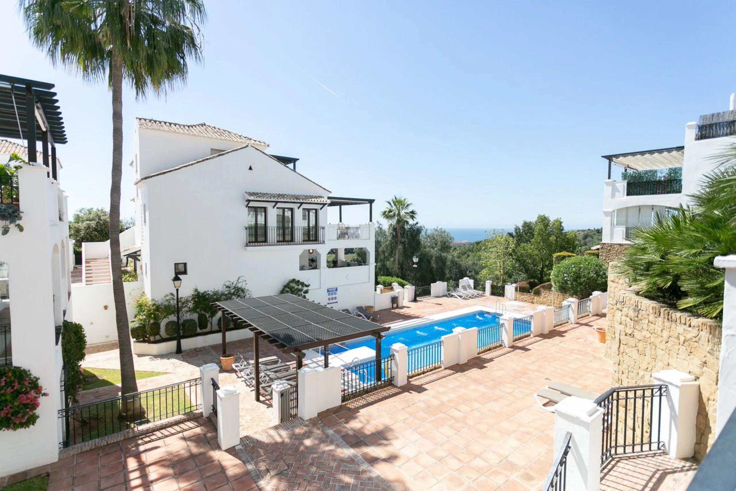 Triplex penthouse in Altos de los Monteros in perfect condition, ready to move into.