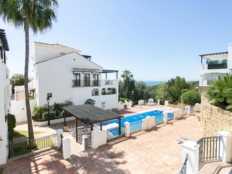 Triplex penthouse in Altos de los Monteros in perfect condition, ready to move into.