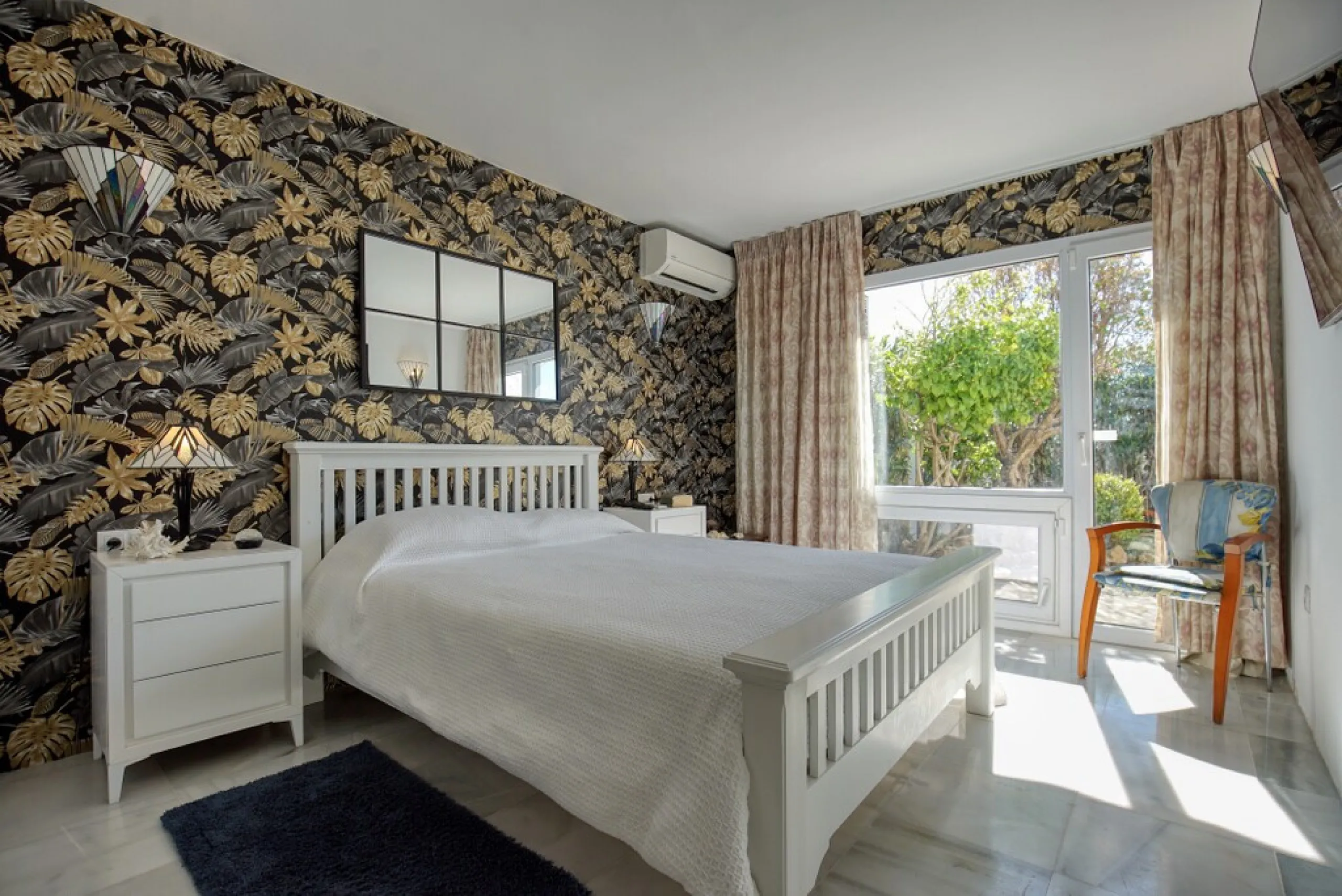 House - Detached Villa в продаже в Estepona, Málaga. В доме 3 спален и 3 ванных комнат. Площадь дома 180 м². Площадь участка 321 м²