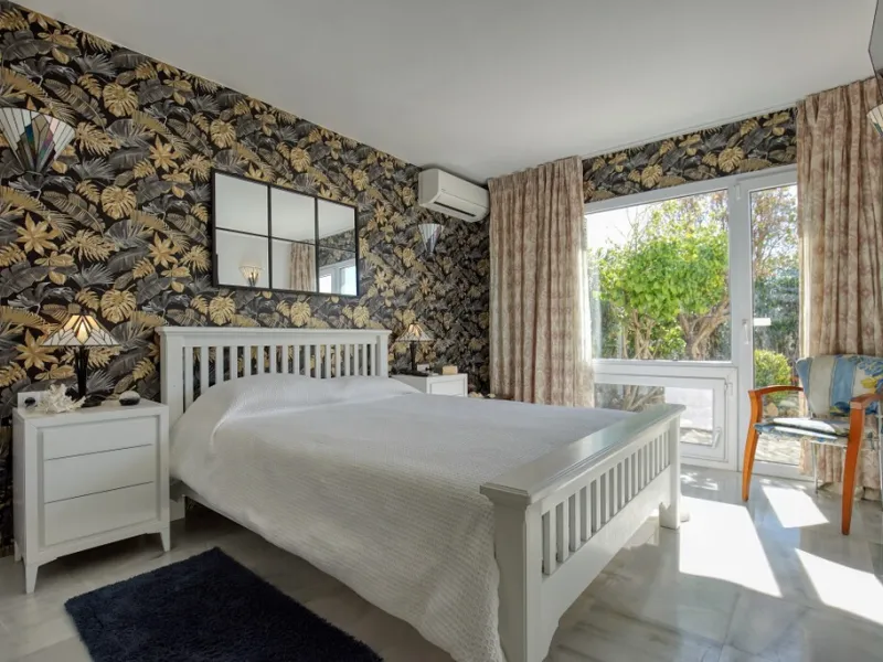 House - Detached Villa в продаже в Estepona, Málaga. В доме 3 спален и 3 ванных комнат. Площадь дома 180 м². Площадь участка 321 м²