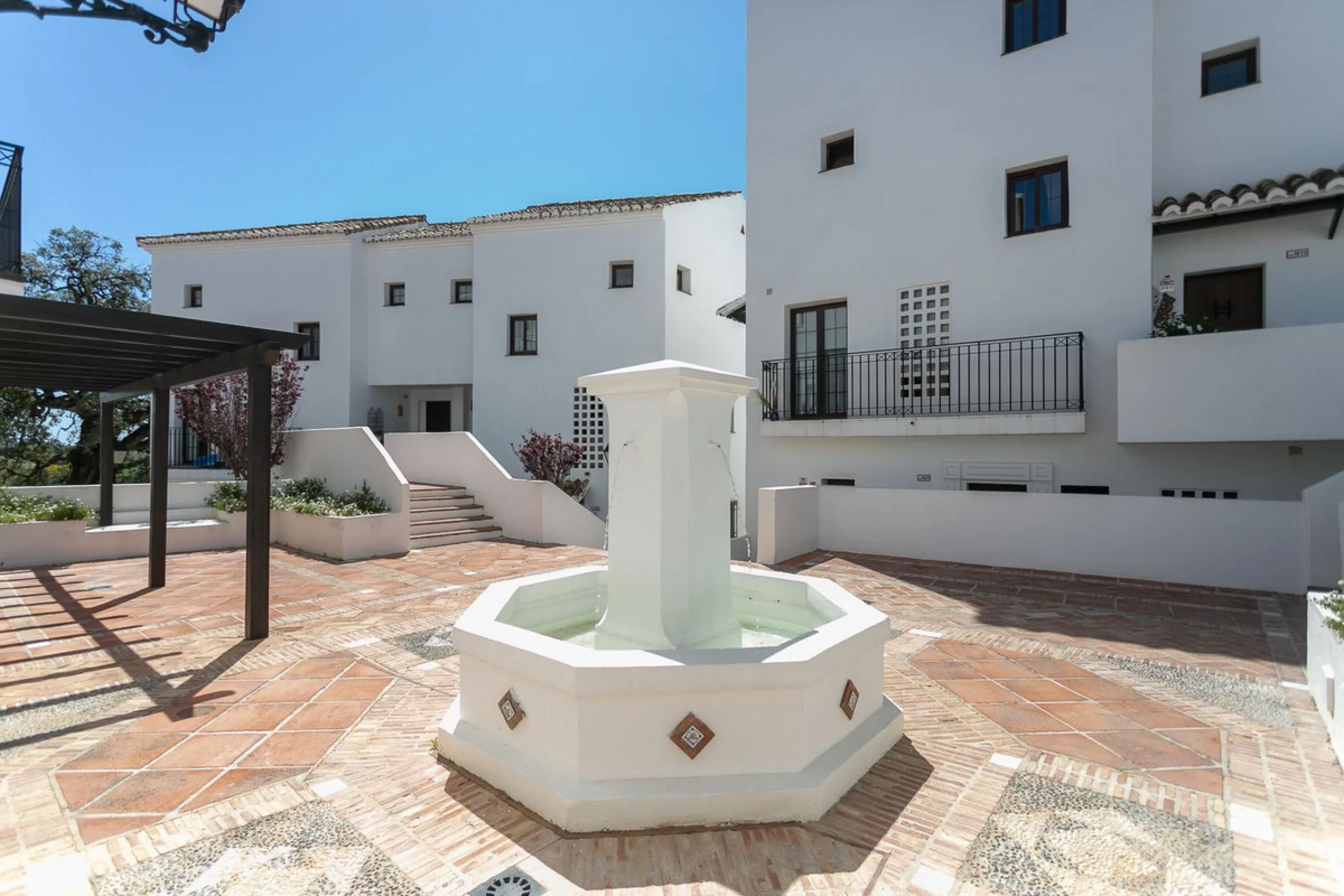 Triplex penthouse in Altos de los Monteros in perfect condition, ready to move into.