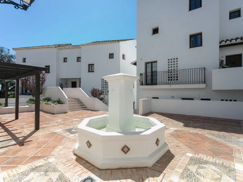 Triplex penthouse in Altos de los Monteros in perfect condition, ready to move into.