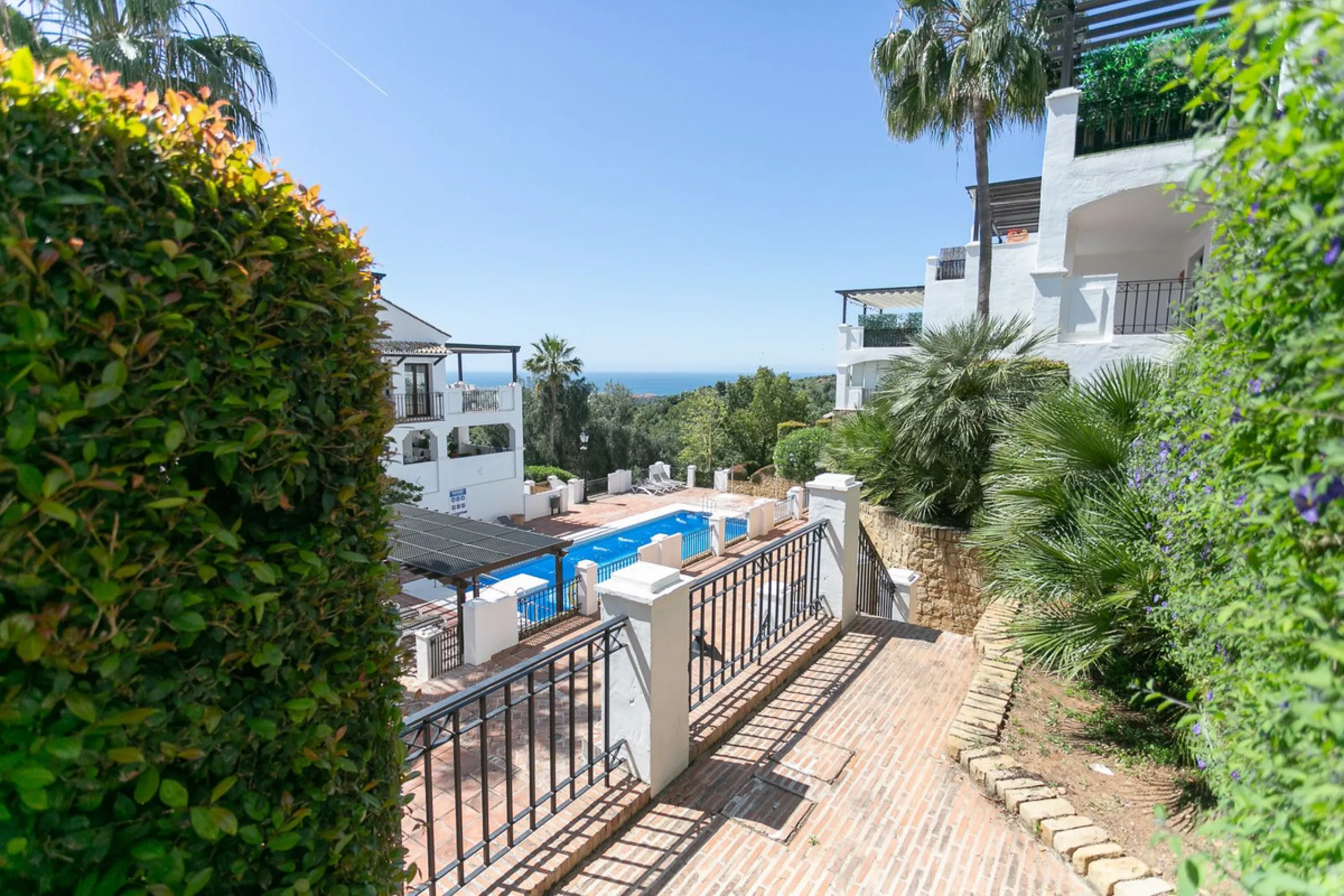 Triplex penthouse in Altos de los Monteros in perfect condition, ready to move into.