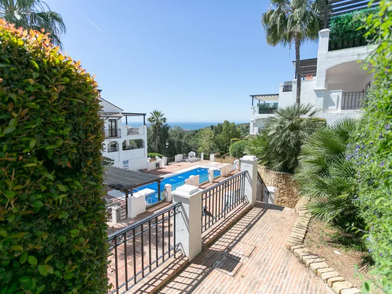 Triplex penthouse in Altos de los Monteros in perfect condition, ready to move into.