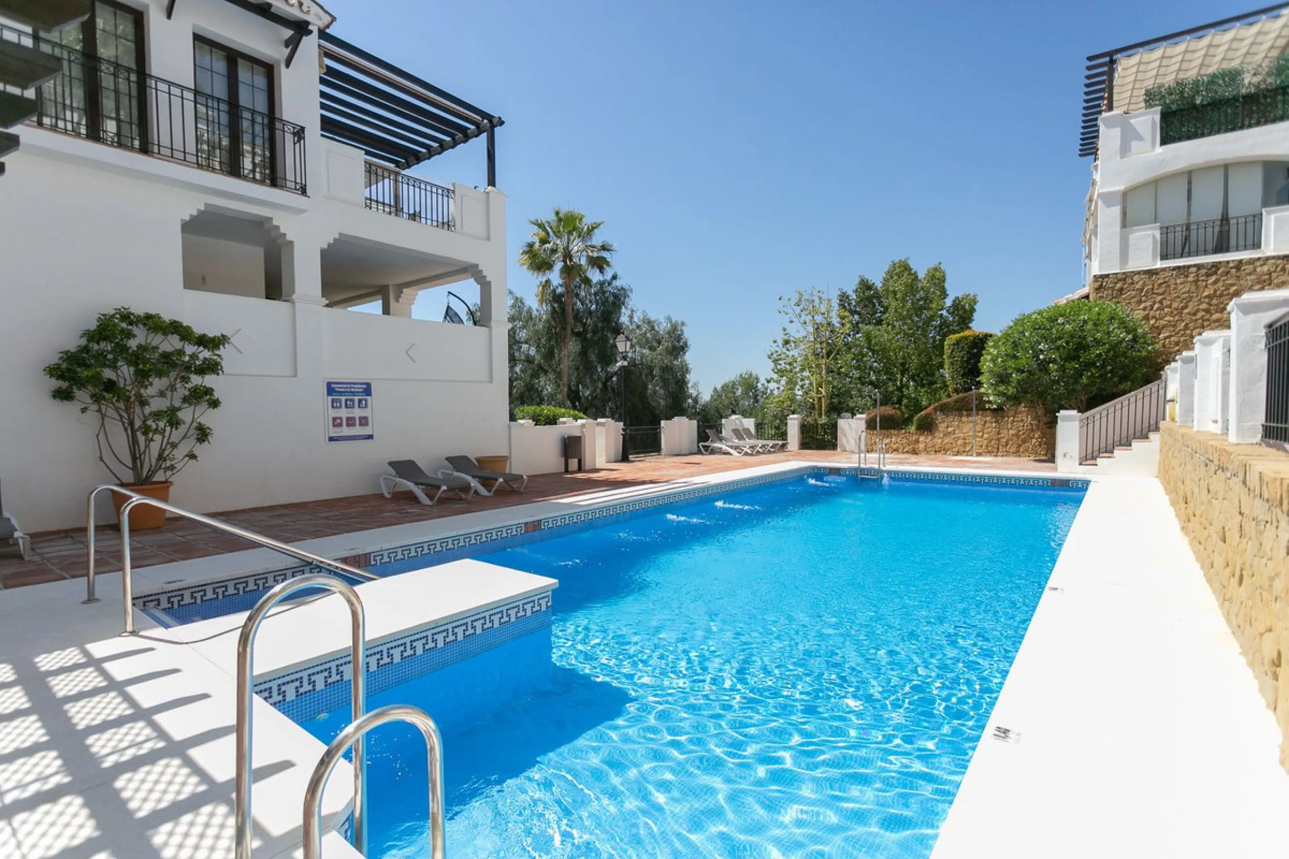 Triplex penthouse in Altos de los Monteros in perfect condition, ready to move into.