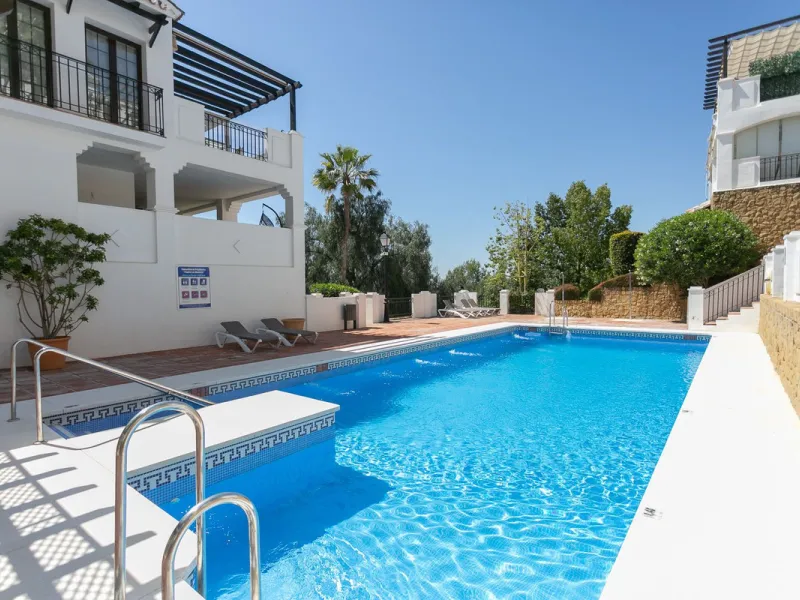 Triplex penthouse in Altos de los Monteros in perfect condition, ready to move into.