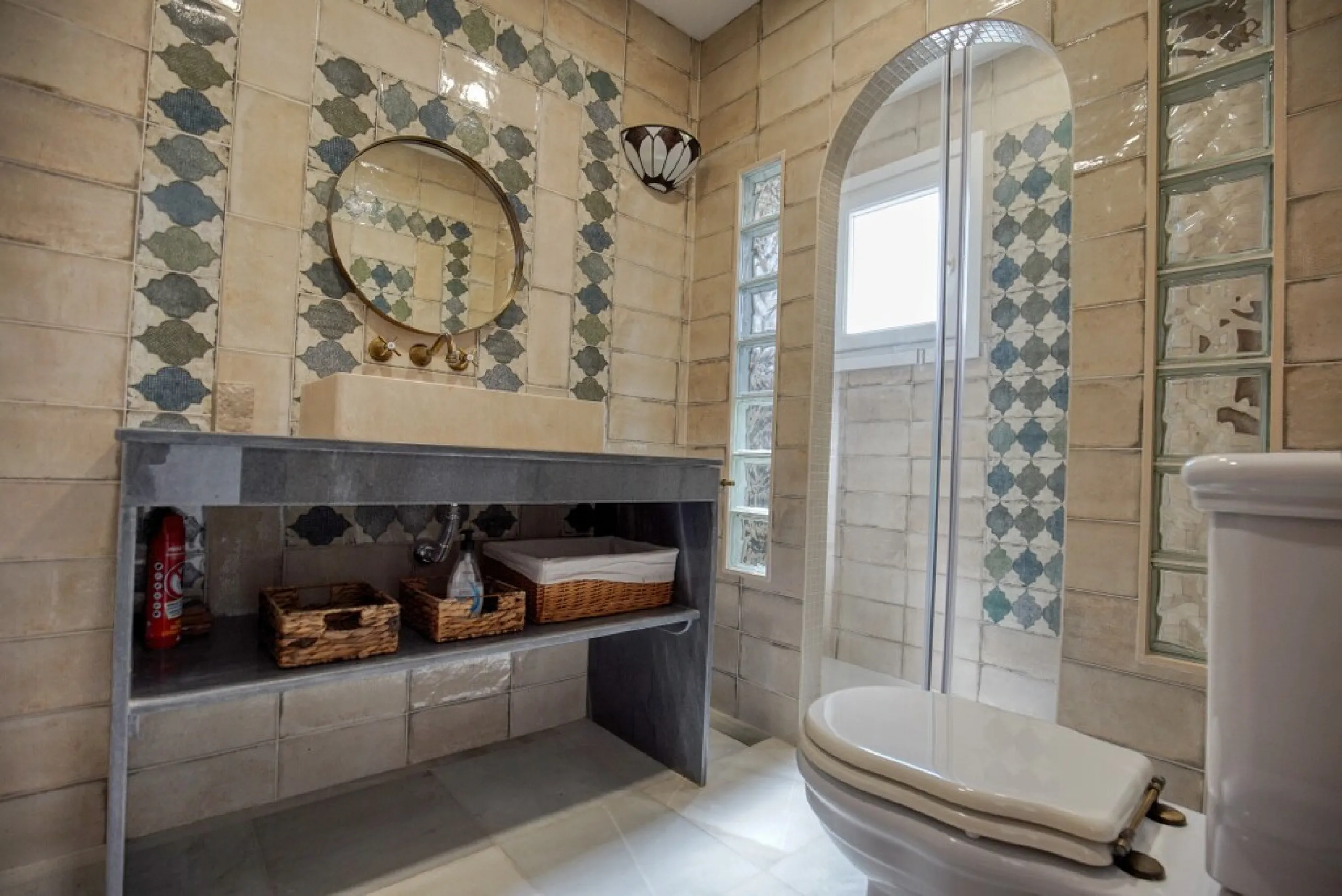 House - Detached Villa в продаже в Estepona, Málaga. В доме 3 спален и 3 ванных комнат. Площадь дома 180 м². Площадь участка 321 м²