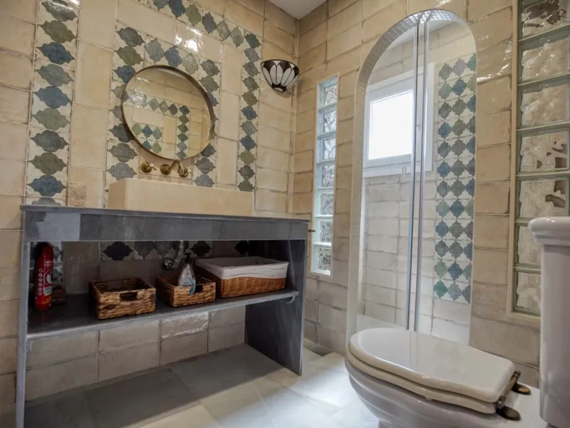 House - Detached Villa в продаже в Estepona, Málaga. В доме 3 спален и 3 ванных комнат. Площадь дома 180 м². Площадь участка 321 м²