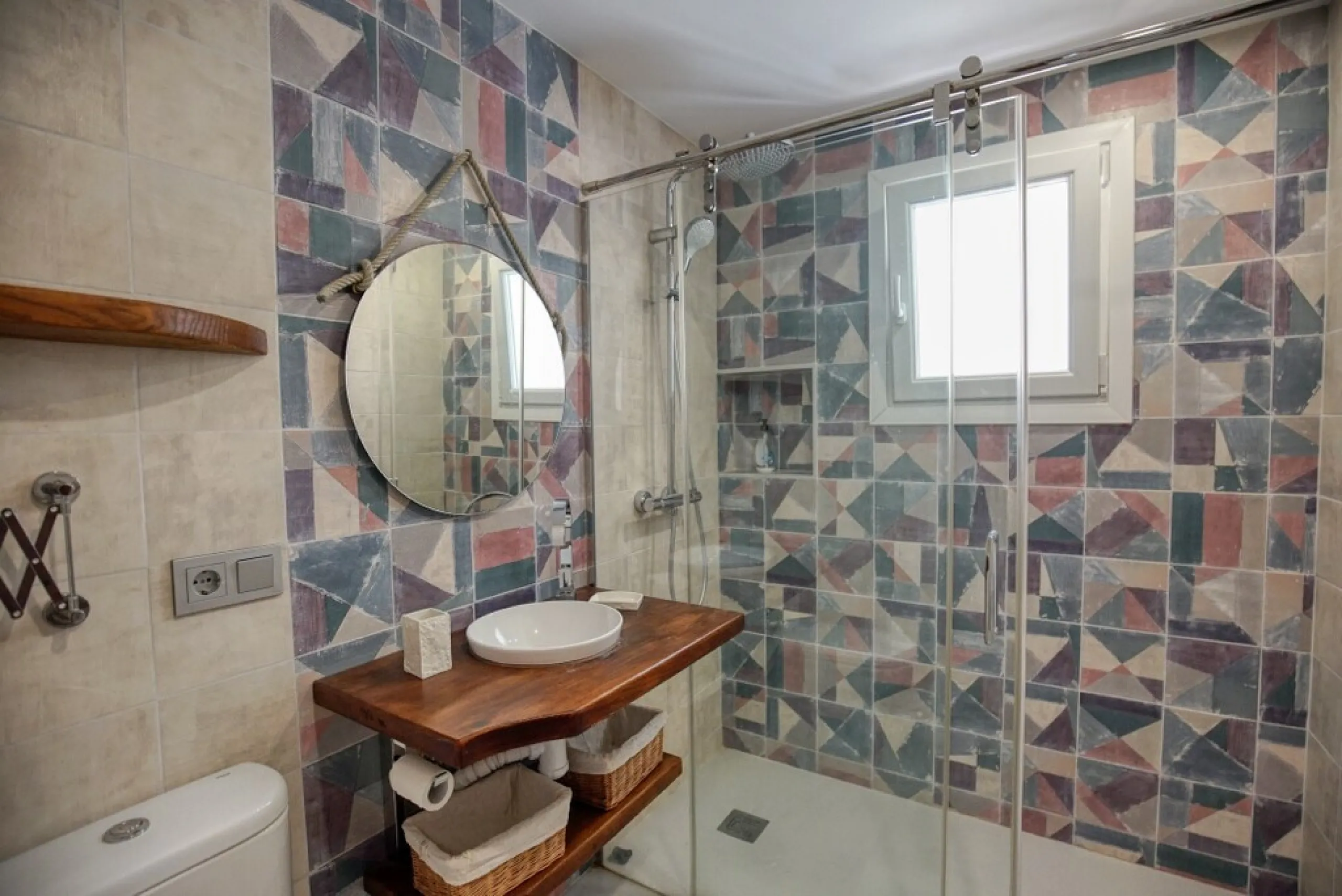 House - Detached Villa в продаже в Estepona, Málaga. В доме 3 спален и 3 ванных комнат. Площадь дома 180 м². Площадь участка 321 м²