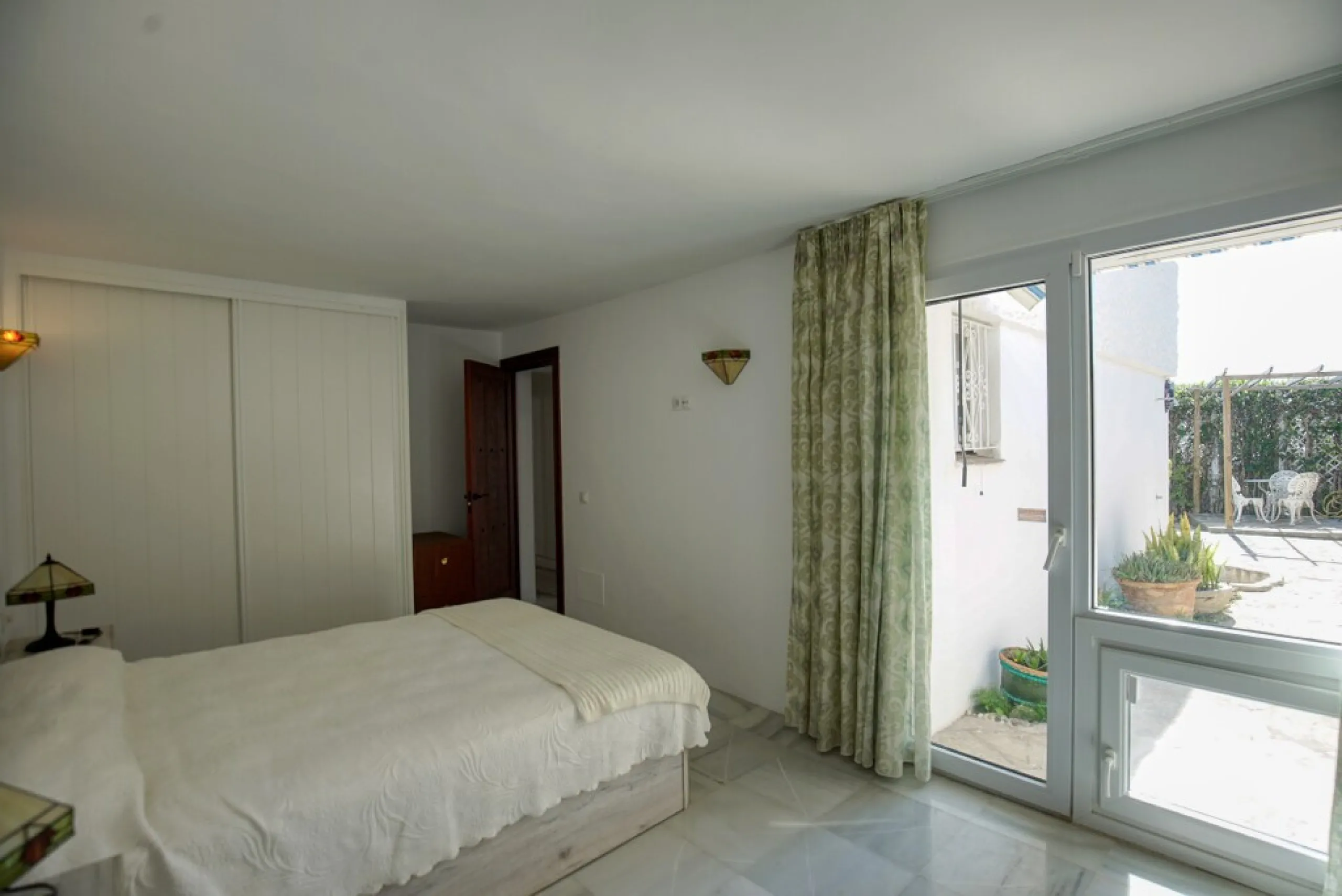 House - Detached Villa в продаже в Estepona, Málaga. В доме 3 спален и 3 ванных комнат. Площадь дома 180 м². Площадь участка 321 м²