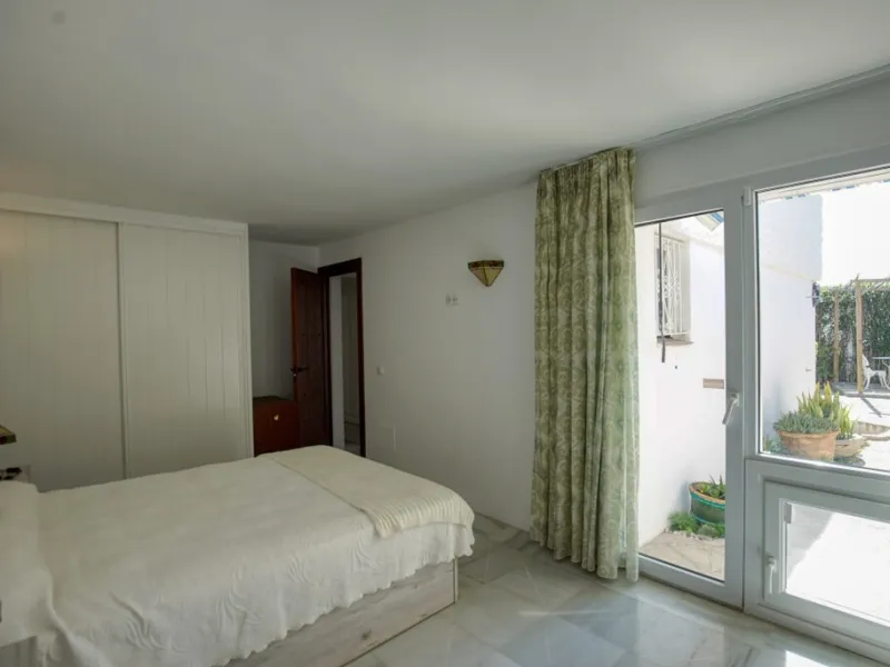 House - Detached Villa в продаже в Estepona, Málaga. В доме 3 спален и 3 ванных комнат. Площадь дома 180 м². Площадь участка 321 м²