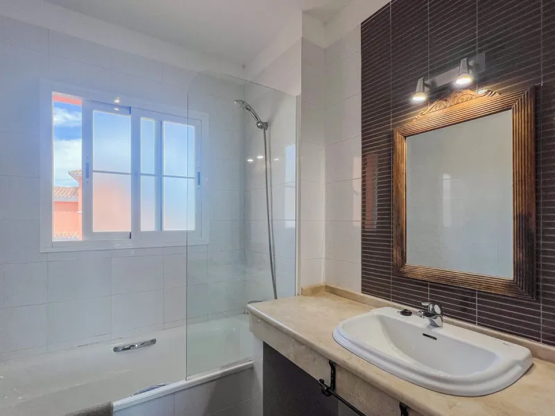 Large villa in sought-after urbanisation, Jardines del Águila