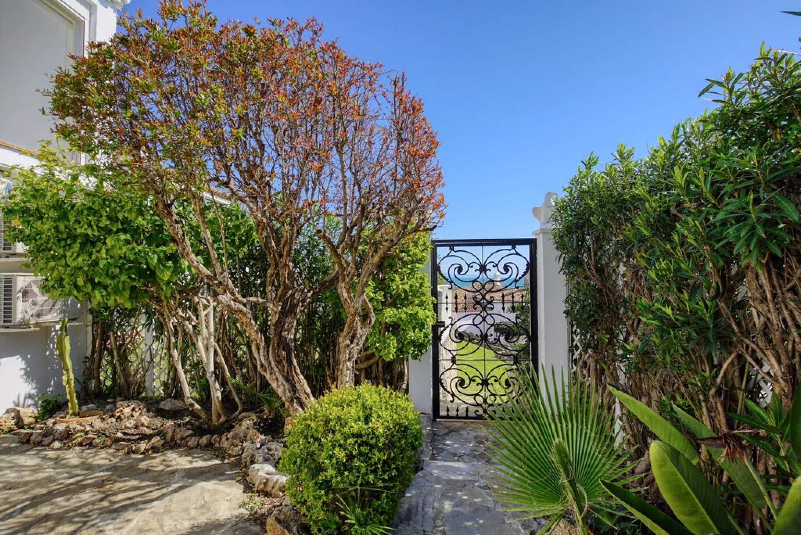 House - Detached Villa в продаже в Estepona, Málaga. В доме 3 спален и 3 ванных комнат. Площадь дома 180 м². Площадь участка 321 м²