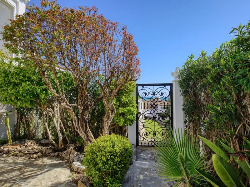 House - Detached Villa в продаже в Estepona, Málaga. В доме 3 спален и 3 ванных комнат. Площадь дома 180 м². Площадь участка 321 м²