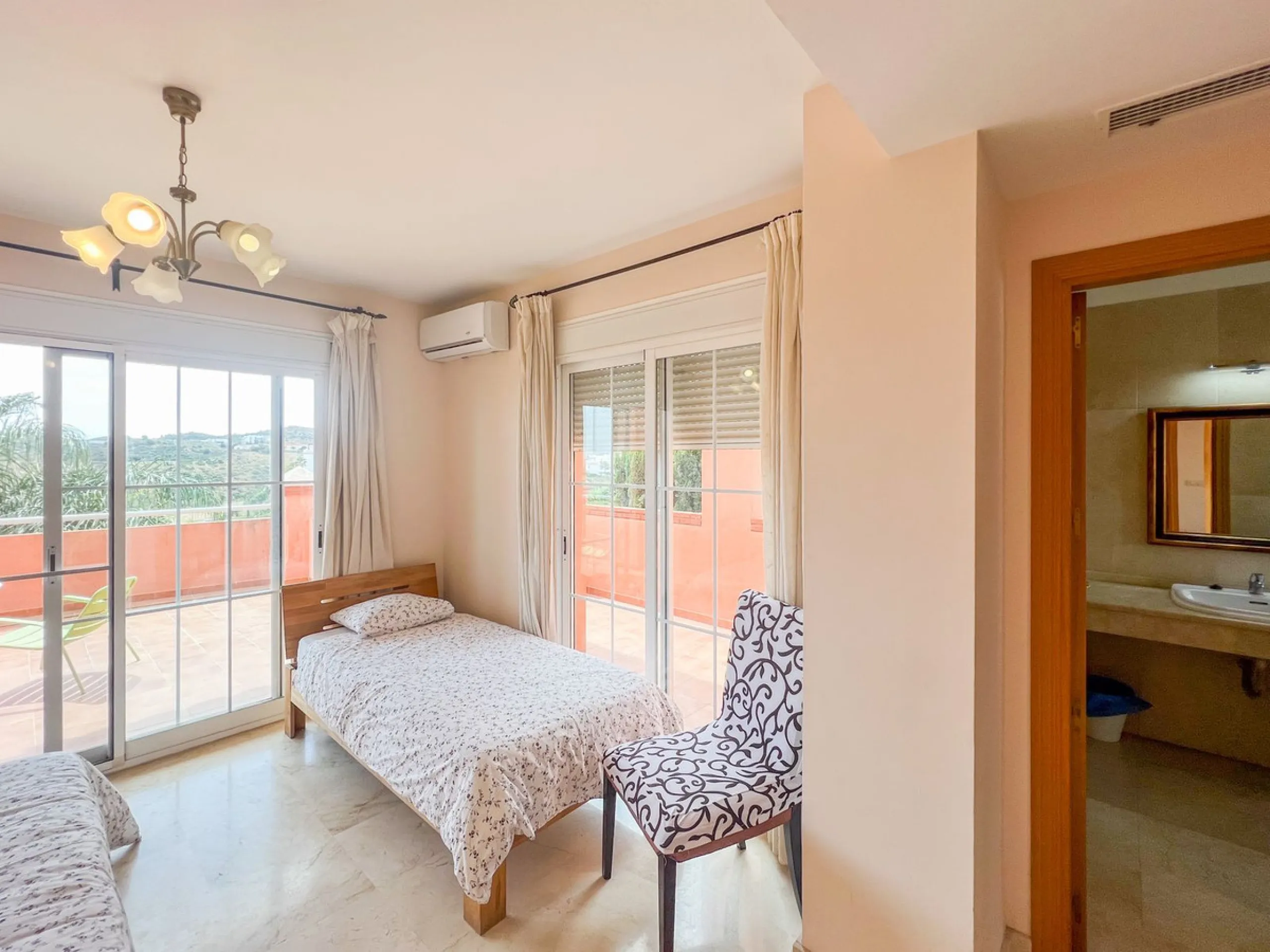 Large villa in sought-after urbanisation, Jardines del Águila