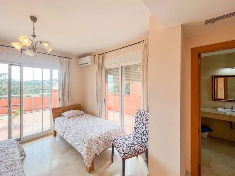 Large villa in sought-after urbanisation, Jardines del Águila