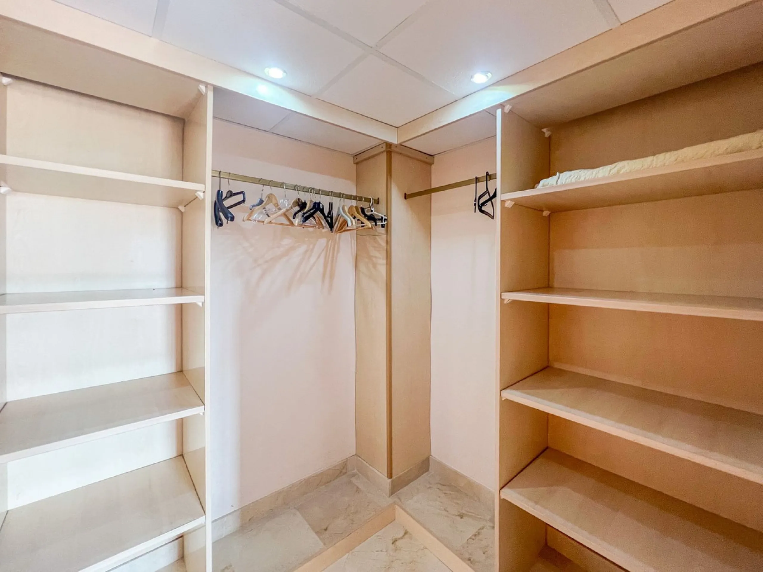 Large villa in sought-after urbanisation, Jardines del Águila