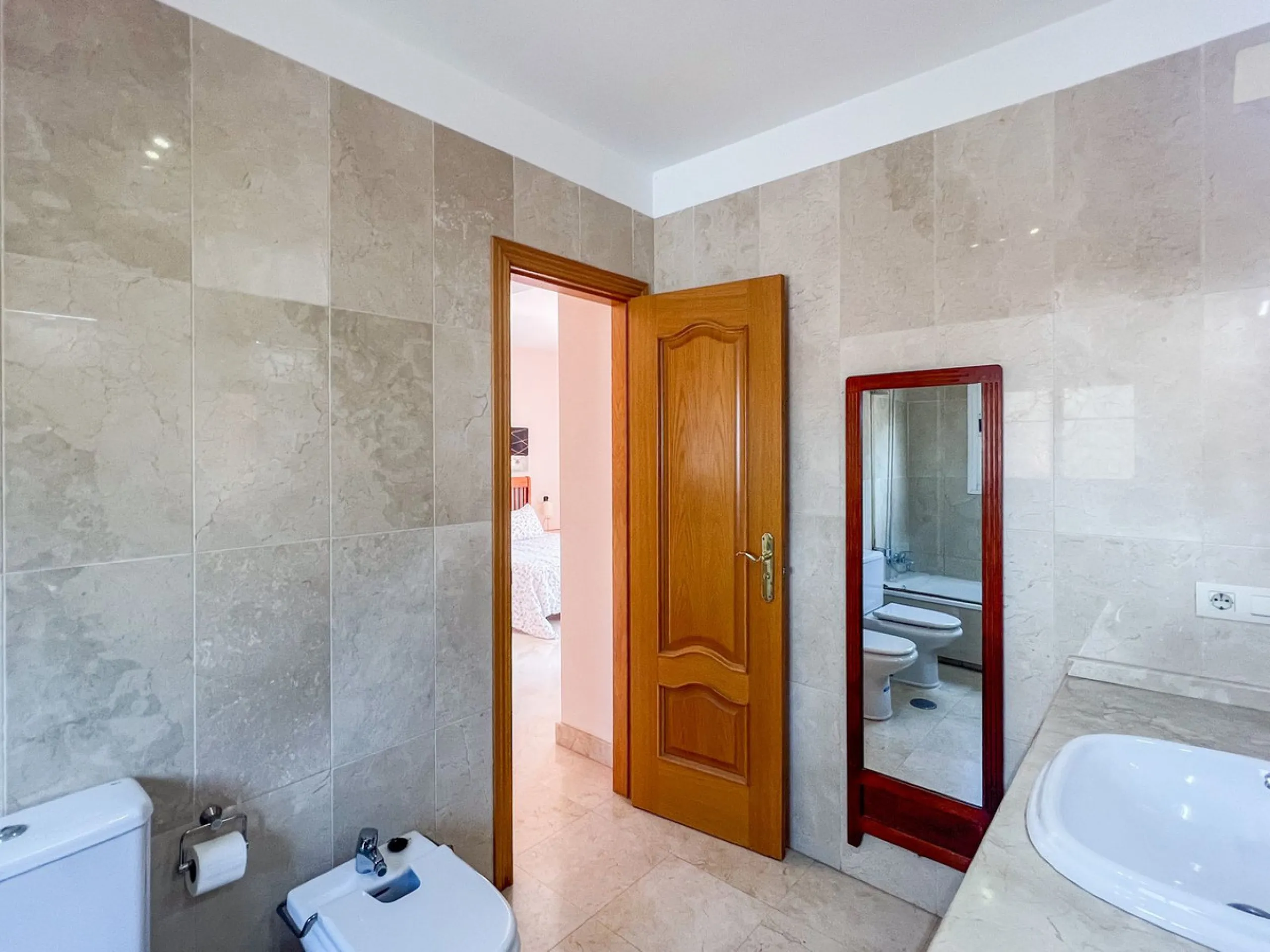 Large villa in sought-after urbanisation, Jardines del Águila