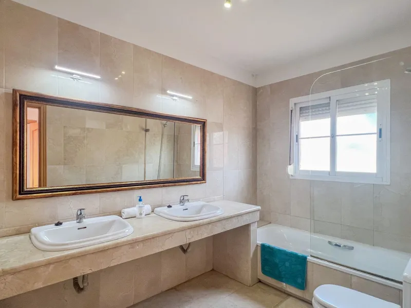 Large villa in sought-after urbanisation, Jardines del Águila