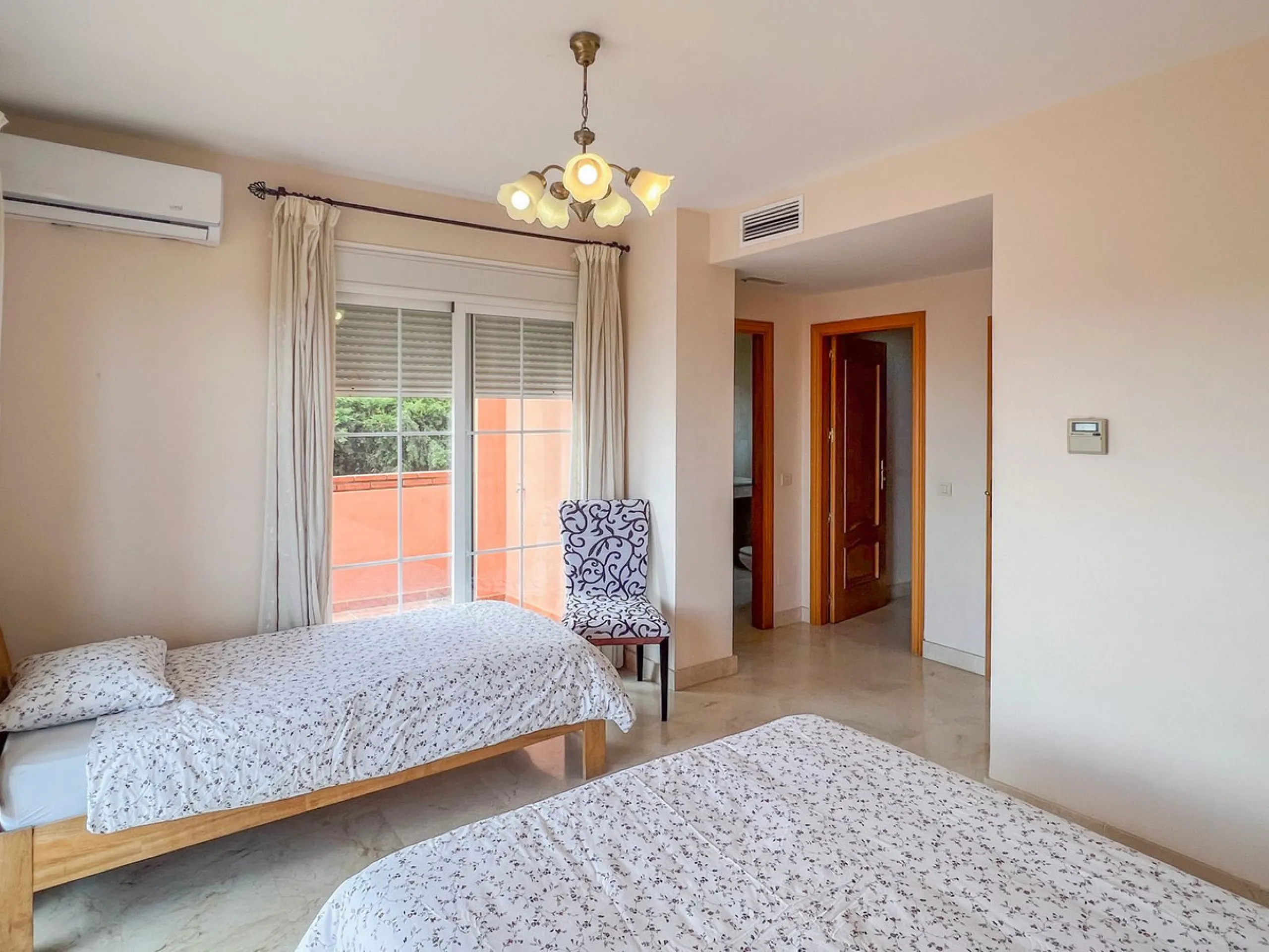 Large villa in sought-after urbanisation, Jardines del Águila