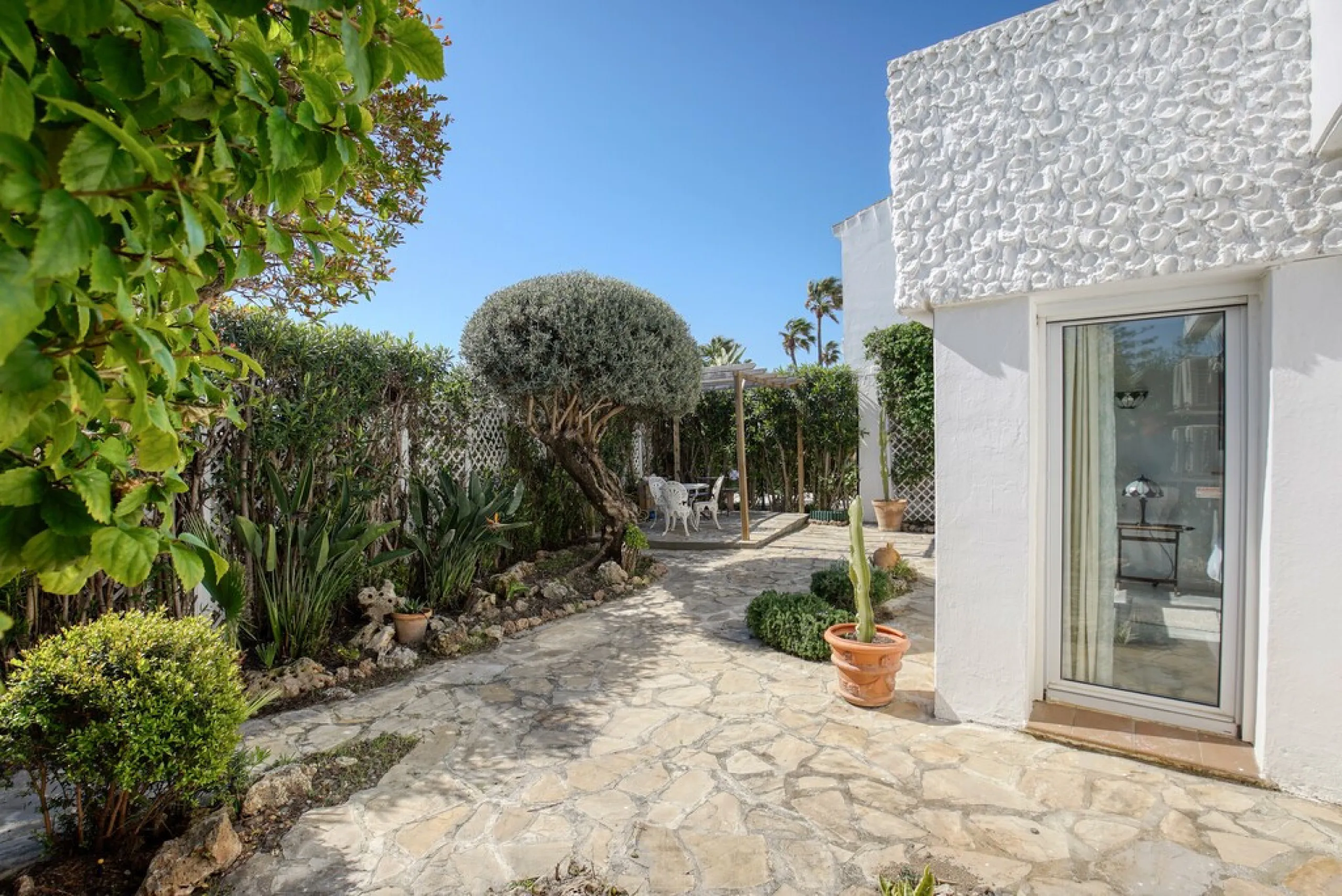 House - Detached Villa в продаже в Estepona, Málaga. В доме 3 спален и 3 ванных комнат. Площадь дома 180 м². Площадь участка 321 м²