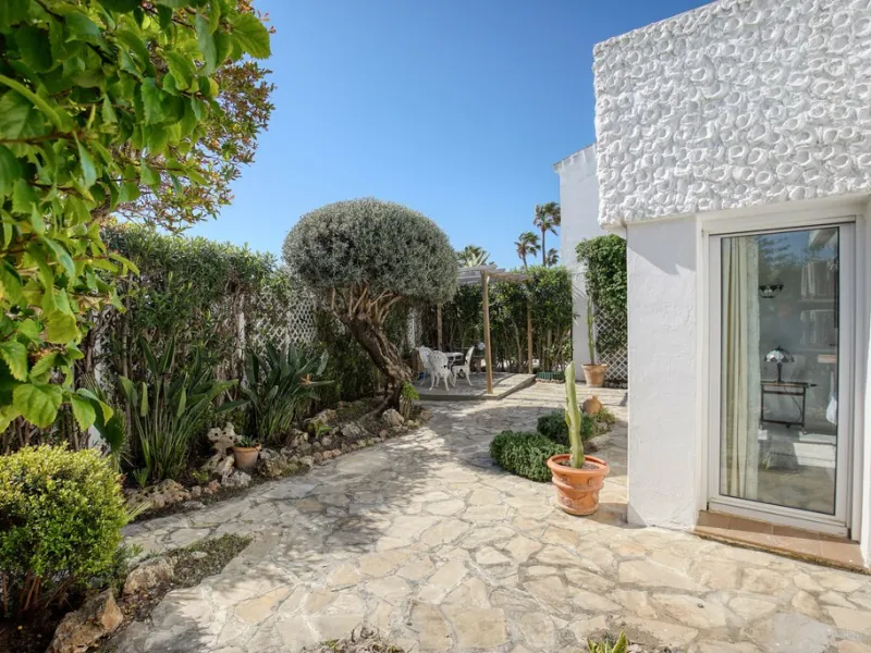 House - Detached Villa в продаже в Estepona, Málaga. В доме 3 спален и 3 ванных комнат. Площадь дома 180 м². Площадь участка 321 м²