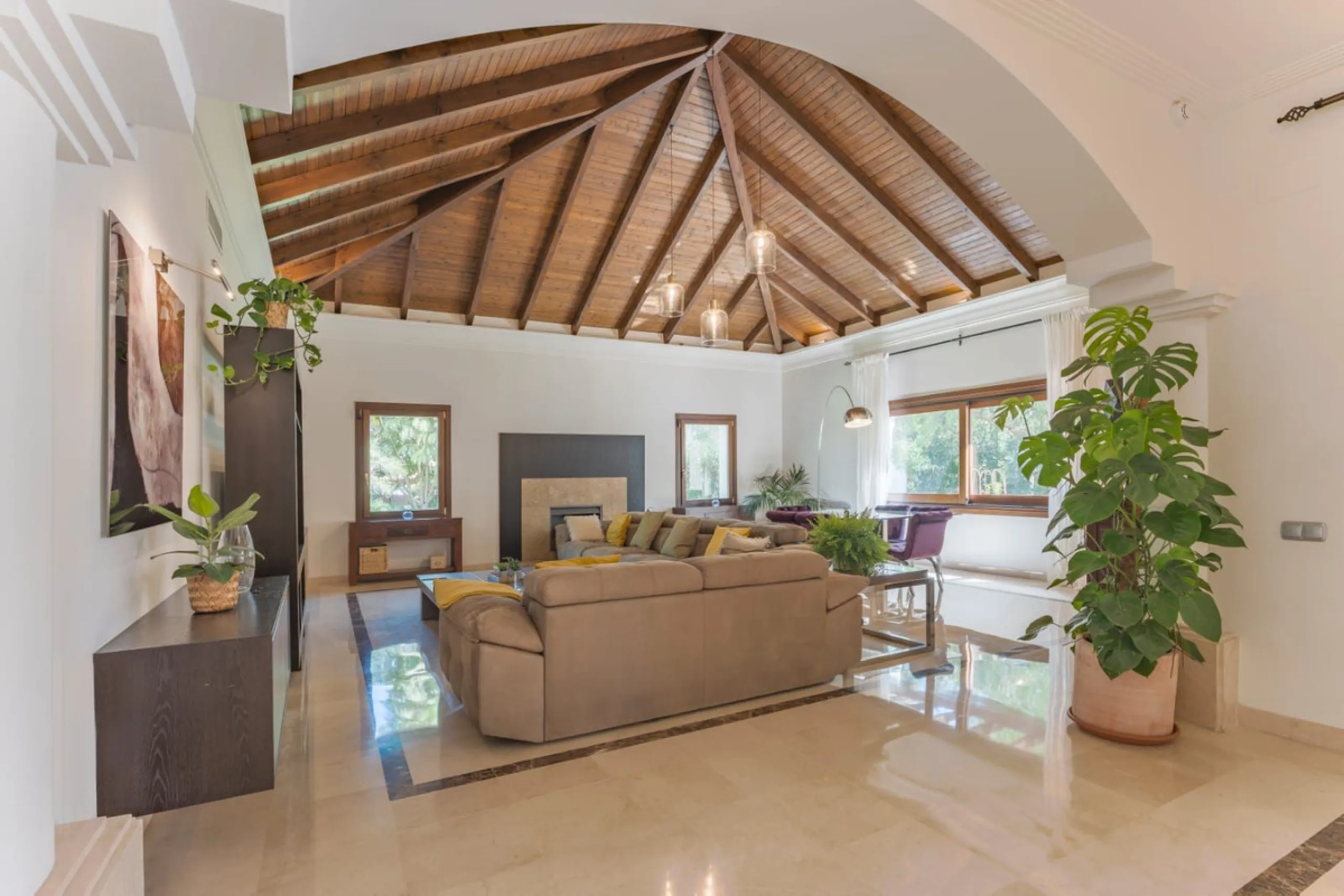 House - Detached Villa в продаже в Marbella, Málaga. В доме 6 спален и 6 ванных комнат. Площадь дома 621 м². Площадь участка 1550 м²