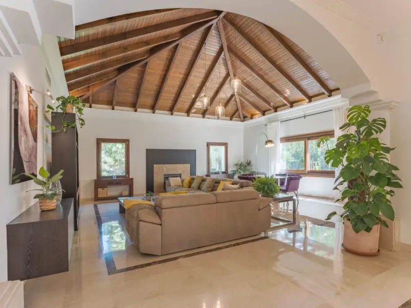 House - Detached Villa в продаже в Marbella, Málaga. В доме 6 спален и 6 ванных комнат. Площадь дома 621 м². Площадь участка 1550 м²