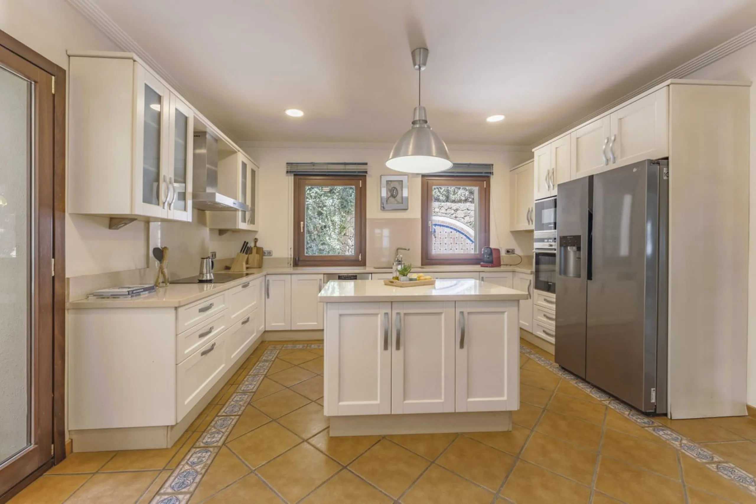 House - Detached Villa в продаже в Marbella, Málaga. В доме 6 спален и 6 ванных комнат. Площадь дома 621 м². Площадь участка 1550 м²